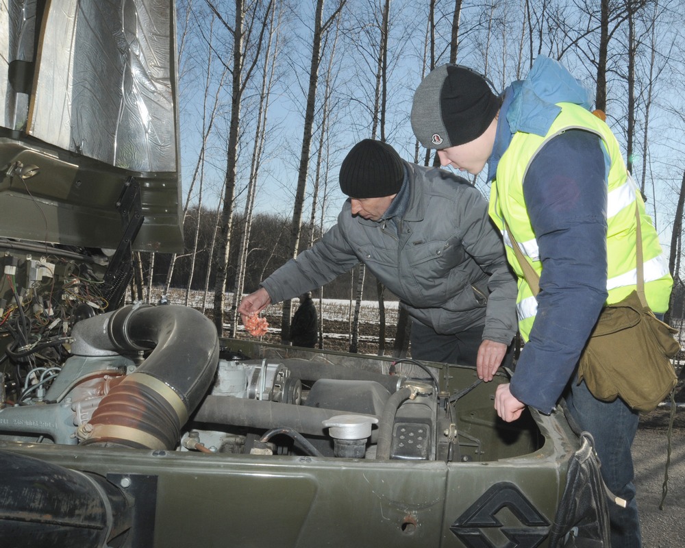 Осмотр техники. Военный водитель автобуса. Берегись военного шофера. ДОСААФ Прохоровка. Военного шофера Берегись со всех сторон.