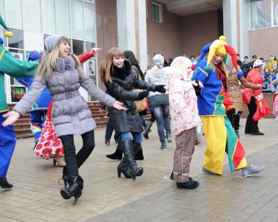 Вот румяные блины -  во все стороны равны!